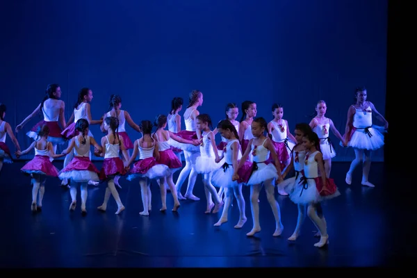 Faro Portugalia Lipiec 2022 Młodzieżowa Grupa Taneczna Wykonująca Letni Numer — Zdjęcie stockowe
