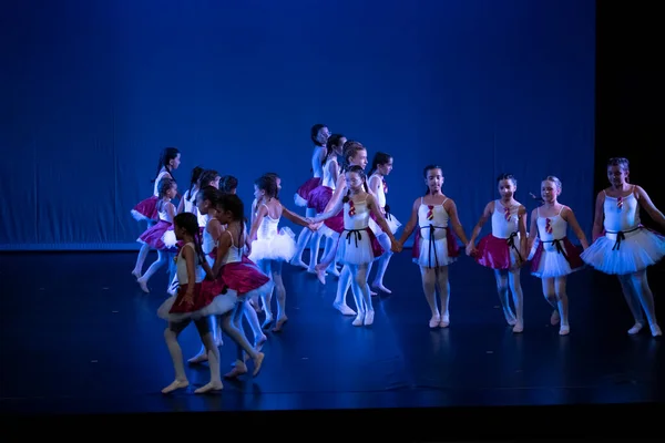 Faro ポルトガル 2022年7月16日 ポルトガルのファロ市にある歴史的なレディースシアターで夏のダンス番号を実行する若い子供たちのダンスグループ — ストック写真