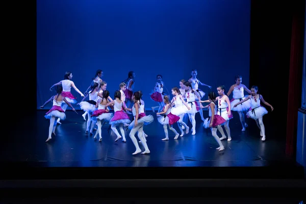 Faro Portugal Juli 2022 Jonge Kinderen Dansgroep Die Een Zomerdansnummer — Stockfoto