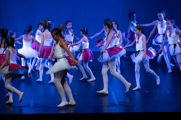 Faro Portugalia Lipiec 2022 Młodzieżowa Grupa Taneczna Wykonująca Letni Numer — Zdjęcie stockowe