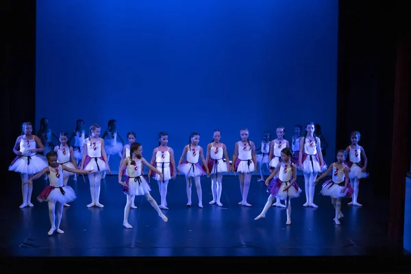 Faro Portugal 2022年7月16日 在葡萄牙法罗市的Lethes剧院表演夏季舞曲的幼儿舞蹈团 — 图库照片