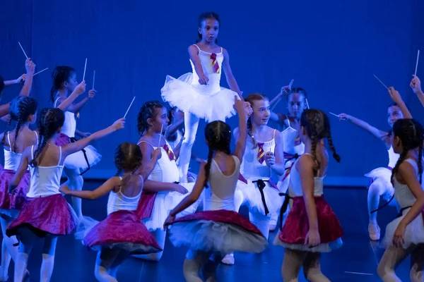 Φαρο Πορτογαλια Ιουλιου 2022 Παιδικό Χορευτικό Συγκρότημα Καλοκαιρινό Χορευτικό Νούμερο — Φωτογραφία Αρχείου