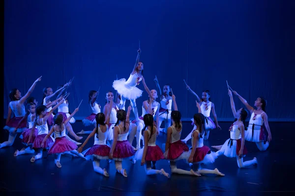 Faro Portugal 2022年7月16日 在葡萄牙法罗市的Lethes剧院表演夏季舞曲的幼儿舞蹈团 — 图库照片
