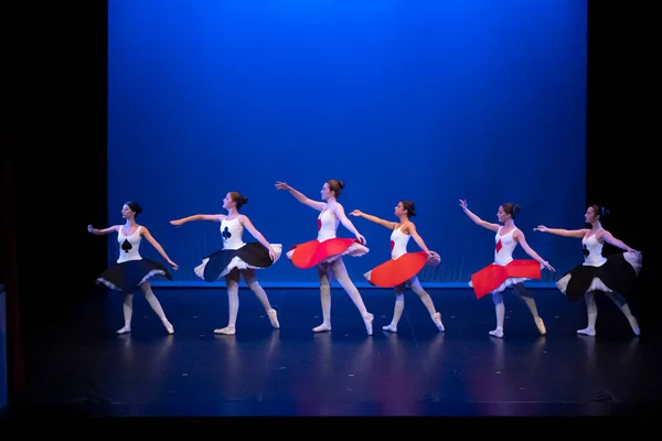 Faro Portugali Heinäkuu 2022 Tanssiryhmä Esittää Tanssinumeron Historiallisessa Lethes Teatterissa — kuvapankkivalokuva