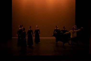 FARO, PORTUGAL - 16 Temmuz 2022: Çağdaş dans grubu Faro, Portekiz 'de bulunan Lethes tiyatrosunda bir gösteri sergiliyor.