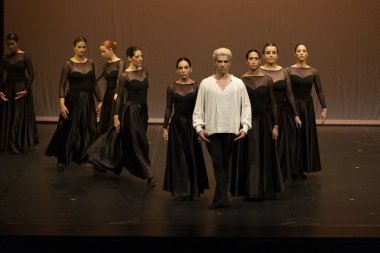 FARO, PORTUGAL - 16 Temmuz 2022: Çağdaş dans grubu Faro, Portekiz 'de bulunan Lethes tiyatrosunda bir gösteri sergiliyor.