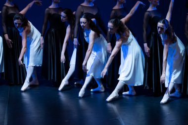 FARO, PORTUGAL - 16 Temmuz 2022: Çağdaş dans grubu Faro, Portekiz 'de bulunan Lethes tiyatrosunda bir gösteri sergiliyor.