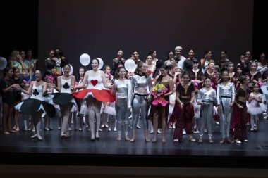 FARO, PORTUGAL - 16 Temmuz 2022: Portekiz 'in Faro kentindeki Lethes tiyatrosunda çeşitli çağdaş dans grupları alkışlanıyor.