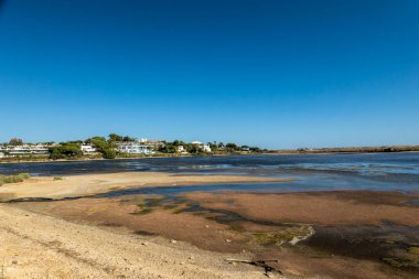 Portekiz, Algarve 'deki Quinta do Lago yakınlarındaki Ria Formosa bataklıklarının manzara manzarası..