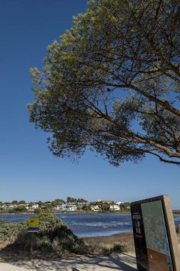 Portekiz, Algarve 'deki Quinta do Lago yakınlarındaki Ria Formosa bataklıklarının manzara manzarası..