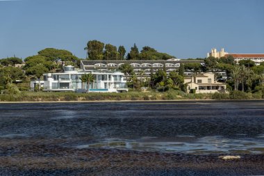 Portekiz, Algarve 'deki Quinta do Lago yakınlarındaki Ria Formosa bataklıklarının manzara manzarası..