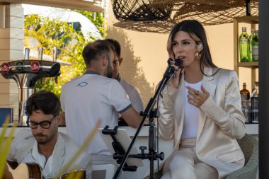 QUINTA DO LAGO, PORTUGAL - 26 Haziran 2022: Quinta do Lago 'da bir sahil barında çalan Beatriz adlı grup ikilisi ve gitarist.