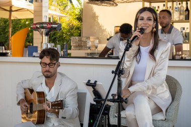 QUINTA DO LAGO, PORTUGAL - 26 Haziran 2022: Quinta do Lago 'da bir sahil barında çalan Beatriz adlı grup ikilisi ve gitarist.