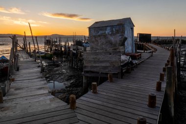 Portekiz, Carrasqueira 'daki eski ahşap palaphitik rıhtım manzarası.