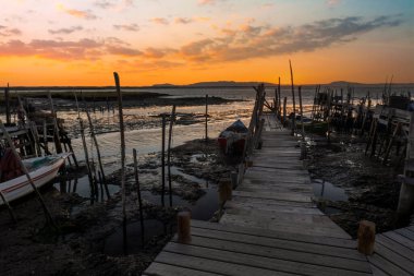 Portekiz, Carrasqueira 'daki eski ahşap palaphitik rıhtım manzarası.