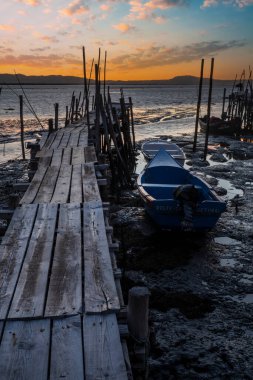 Portekiz, Carrasqueira 'daki eski ahşap palaphitik rıhtım manzarası.