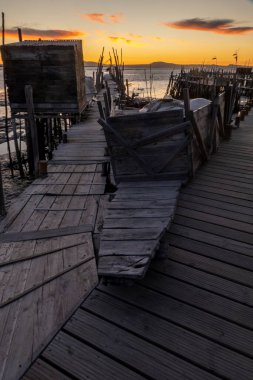 Portekiz, Carrasqueira 'daki eski ahşap palaphitik rıhtım manzarası.