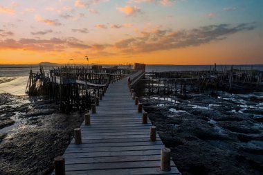 Portekiz, Carrasqueira 'daki eski ahşap palaphitik rıhtım manzarası.