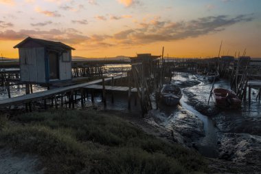 Portekiz, Carrasqueira 'daki eski ahşap palaphitik rıhtım manzarası.