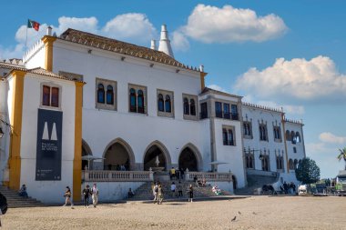 SINTRA, PORTUGAL - 27 Haziran 2022: Portekiz 'in Sintra kasabasında bulunan ünlü Sintra Ulusal Sarayı.