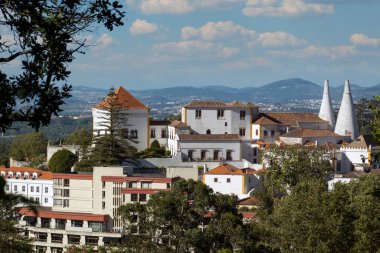 Ünlü Sintra Ulusal Sarayı, Portekiz 'in Sintra köyünde yer almaktadır..
