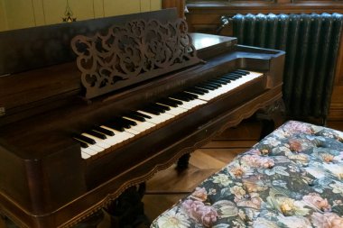 SINTRA, PORTUGAL - 27 Haziran 2022: Sintra köyündeki Chalet Biester 'ın iç tasarım unsurları, mobilyası ve mimarisinin güzel manzarası.