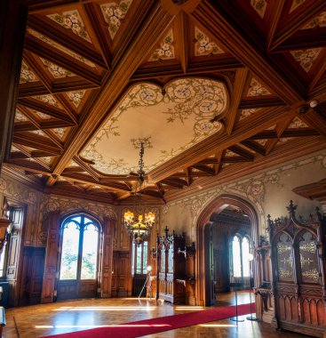 SINTRA, PORTUGAL - 27 Haziran 2022: Sintra köyündeki Chalet Biester 'ın iç tasarım unsurları, mobilyası ve mimarisinin güzel manzarası.