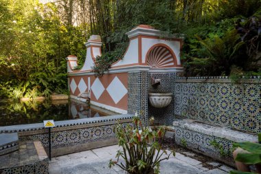 Portekiz 'in Sintra köyündeki Biester parkında çok güzel romantik bir azulejo çeşmesi var..