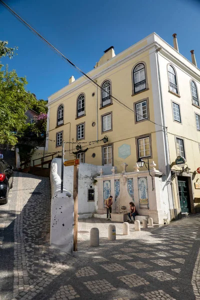 シントラ ポルトガル 2022年6月27日 古代のAzulejo噴水と石畳の通りとシントラ村の狭い通り — ストック写真