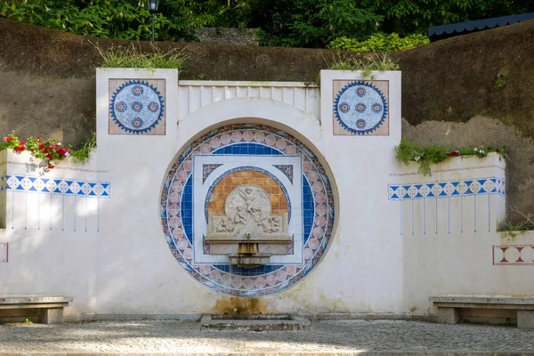 Wąskie Uliczki Wsi Sintra Starożytną Fontanną Azulejo Typową Dla Portugalskiej — Zdjęcie stockowe