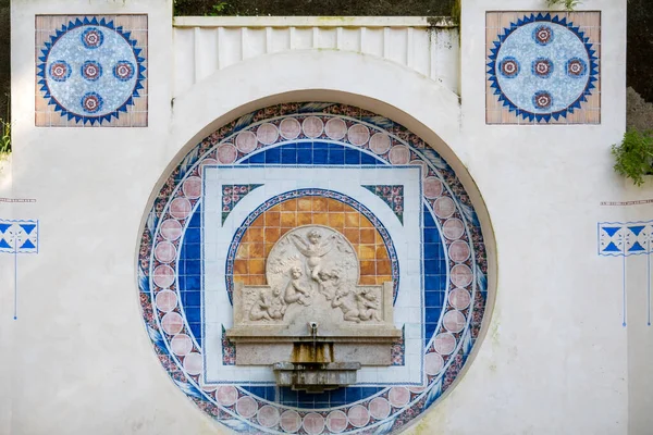 Eski Azulejo Çeşmesiyle Sintra Köyünün Dar Sokakları Tipik Portekiz Mimarisi — Stok fotoğraf