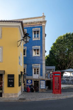 SINTRA, PORTUGAL - 27 Haziran 2022: Portekiz 'de ünlü bir turistik yer olan Sintra köyündeki binaların güzel mimarisi.