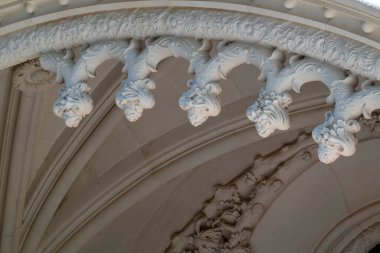 1800 'lerin sonunda Portekiz' in Sintra kentinde inşa edilmiş bir park ve bahçe sarayı olan Quinta da Regaleira 'da çok güzel bir yer..