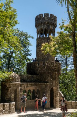 SINTRA, PORTUGAL - 28 HAZİRAN 2022: 1800 'lerin sonunda Portekiz' in Sintra kentinde inşa edilen bir park ve bahçe sarayı olan Quinta da Regaleira 'da çok güzel bir dönüm noktası..