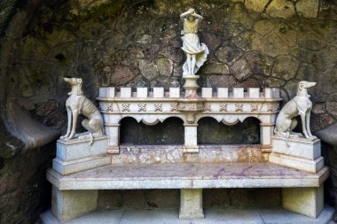 1800 'lerin sonunda Portekiz' in Sintra kentinde inşa edilmiş bir park ve bahçe sarayı olan Quinta da Regaleira 'da çok güzel bir yer..