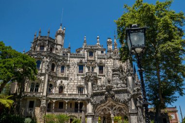 Quinta da Regaleira, 1800 'lerin sonunda Portekiz' in Sintra kentinde inşa edilmiş bir park ve bahçe sarayı..