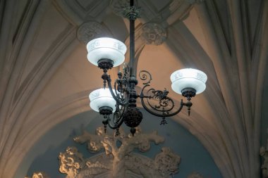 SINTRA, PORTUGAL - 28 HAZİRAN 2022: Quinta da Regaleira sarayının güzel simgesi ayrıntılar ve odalar, 1800 'lerin sonunda Portekiz' in Sintra kentinde inşa edilmiş bir park ve bahçe sarayı.