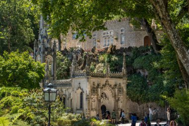 SINTRA, PORTUGAL - 28 HAZİRAN 2022: 1800 'lerin sonunda Portekiz' in Sintra kentinde inşa edilmiş bir park ve bahçe sarayı olan Quinta da Regaleira 'nın güzel simgesi.