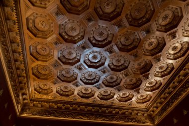 SINTRA, PORTUGAL - 28 HAZİRAN 2022: Quinta da Regaleira sarayının güzel simgesi ayrıntılar ve odalar, 1800 'lerin sonunda Portekiz' in Sintra kentinde inşa edilmiş bir park ve bahçe sarayı.