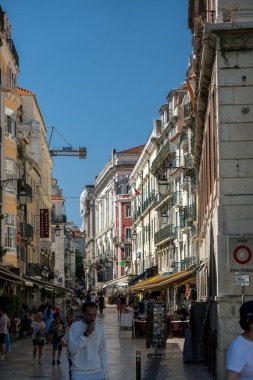 LISBON, PORTUGAL - 28 HAZİRAN 2022: Başkent Lizbon sokaklarının ve insanların tipik mimarisi.