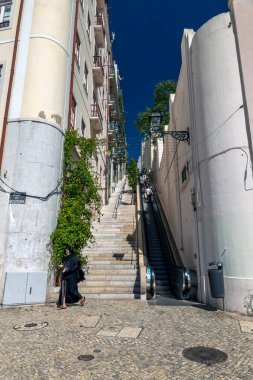 LISBON, PORTUGAL - 28 HAZİRAN 2022: Matrim Moniz yakınlarındaki Lizbon caddesinde otomatik basamaklar.