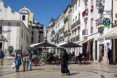 LISBON, PORTUGAL - 28 Haziran 2022: İnsanlar ve turistler Lizbon, Portekiz 'deki eski kasaba olan Mouraria bölgesini ziyaret edip keyfini çıkarıyorlar.