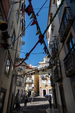 LISBON, PORTUGAL - 28 Haziran 2022: İnsanlar ve turistler Lizbon, Portekiz 'deki eski kasaba olan Mouraria bölgesini ziyaret edip keyfini çıkarıyorlar.