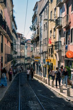LISBON, PORTUGAL - 28 Haziran 2022: İnsanlar ve turistler Lizbon, Portekiz 'deki eski kasaba olan Mouraria bölgesini ziyaret edip keyfini çıkarıyorlar.