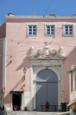 LISBON, PORTUGAL - 28 Haziran 2022: Martim Moniz yakınlarındaki Mouraria bölgesinde başkent Lizbon şehir sokaklarının tipik mimarisi.