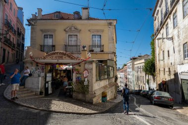 LISBON, PORTUGAL - 28 Haziran 2022: Martim Moniz yakınlarındaki Mouraria bölgesinde başkent Lizbon şehir sokaklarının tipik mimarisi.
