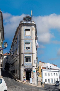 LISBON, PORTUGAL - 28 Haziran 2022: Martim Moniz yakınlarındaki Mouraria bölgesinde başkent Lizbon şehir sokaklarının tipik mimarisi.