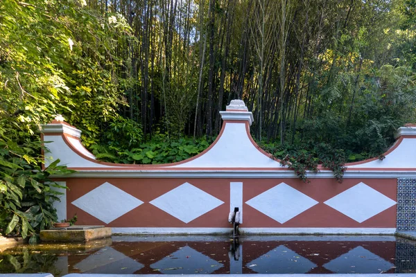 Portekiz 'in Sintra köyündeki Biester parkında çok güzel romantik bir azulejo çeşmesi var..