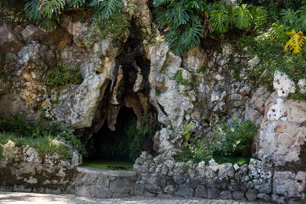 Vista Una Entrada Una Formación Rocosa Una Cueva Situada Sintra — Foto de Stock