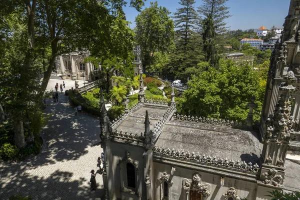 1800 대말에 포르투갈의 신트라에 정원의 궁전인 레이라 Quinta Regaleira 의아름다운 — 스톡 사진